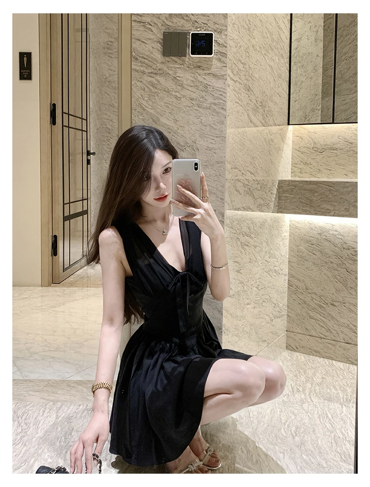 梦秘屿 纯欲风黑色性感辣妹短裙气质名媛风法式显瘦收腰V领连衣裙