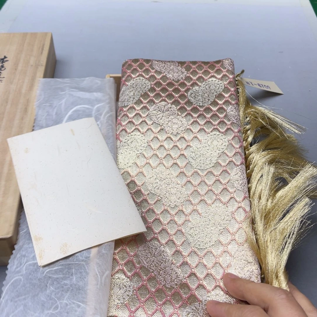 M****瓷片密密麻麻地铺满一层