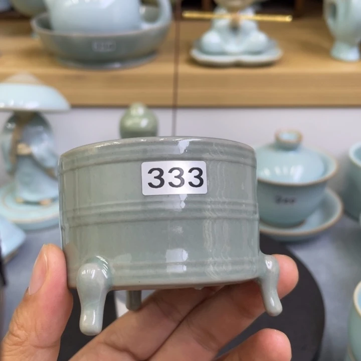杯子微瑕仿古釉三足7cm