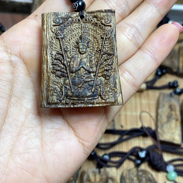 沉香手把件善****弱7.2克雕刻千手观音