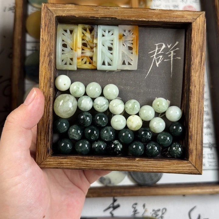 黄***人合金蛇纹石玉颈饰
