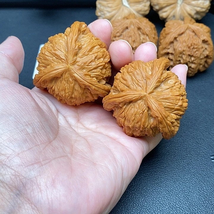 答***案文玩核桃把件白奔