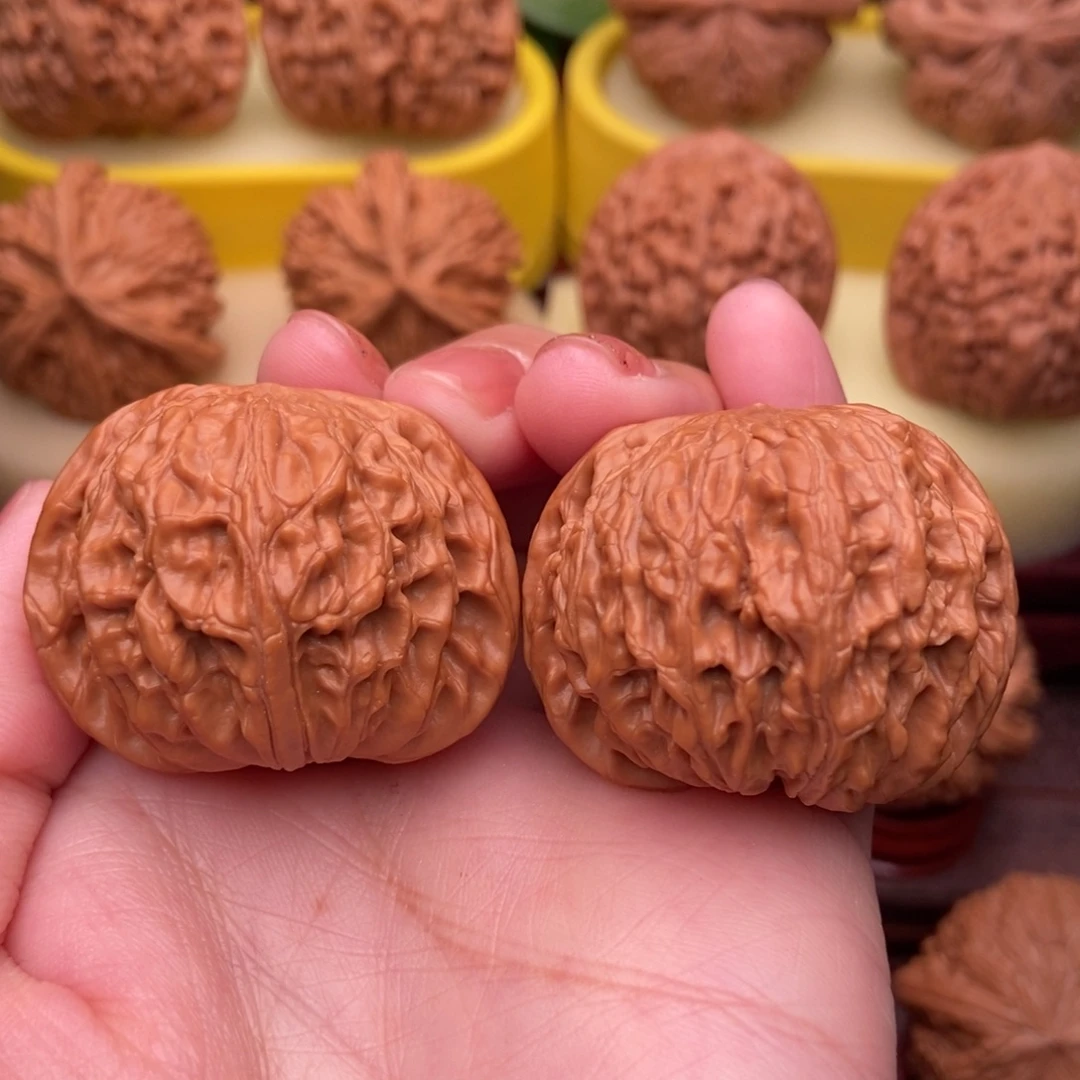 文玩核桃把件精品红皮山地正磨40