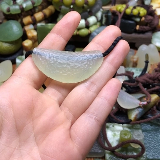 岫玉未镶嵌颈饰河*?