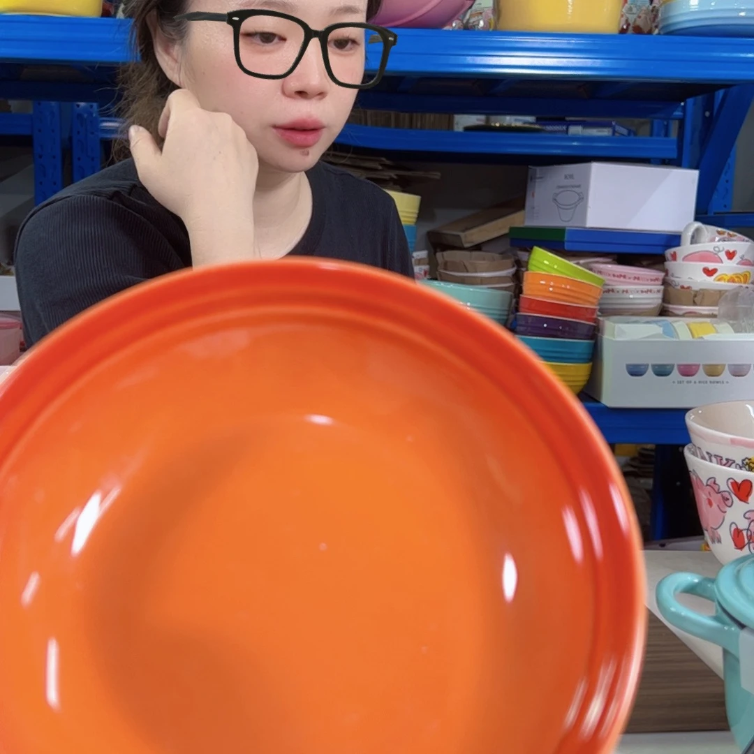 陶瓷橙色的燕麦碗