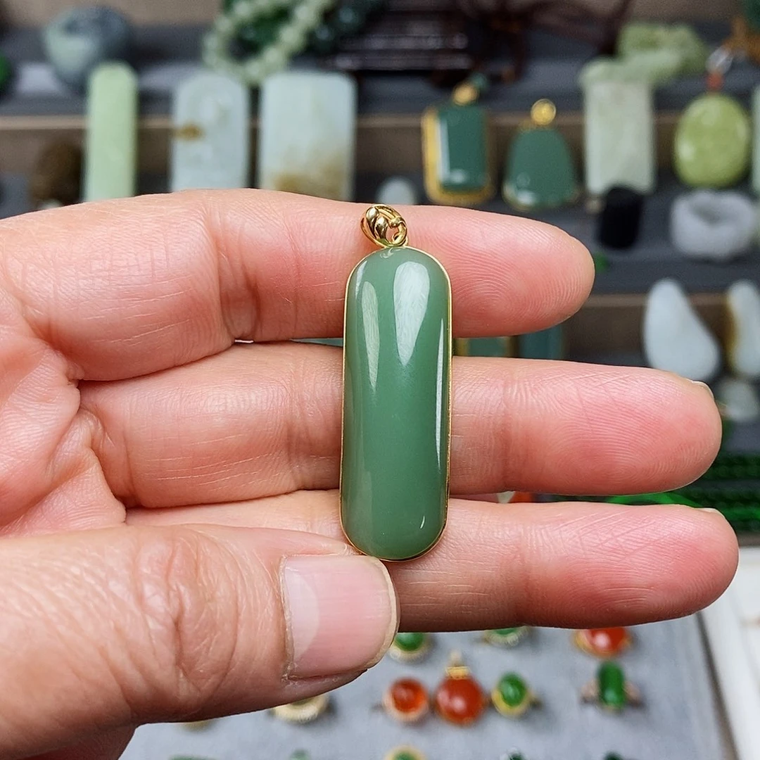 和田玉颈饰18K金镶嵌木*