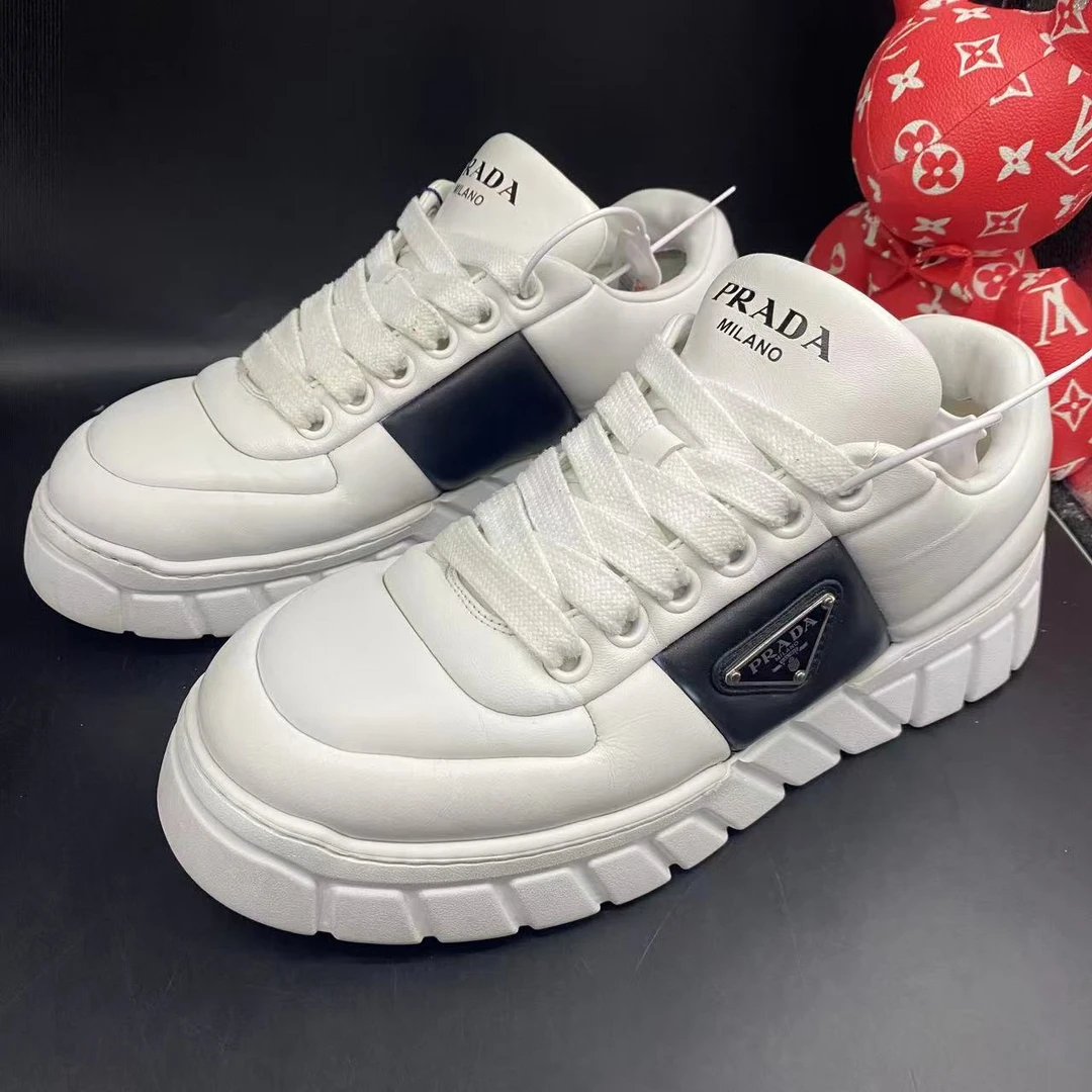 95新 Prada/普拉达 白色倒三角标厚底胖丁板鞋42.5欧码kke391