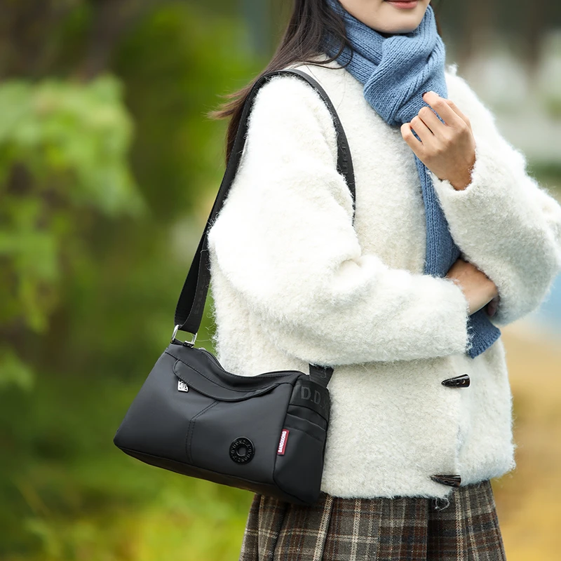 时尚简约风斜挎包斜跨包单根韩版单肩款多层款户外百搭