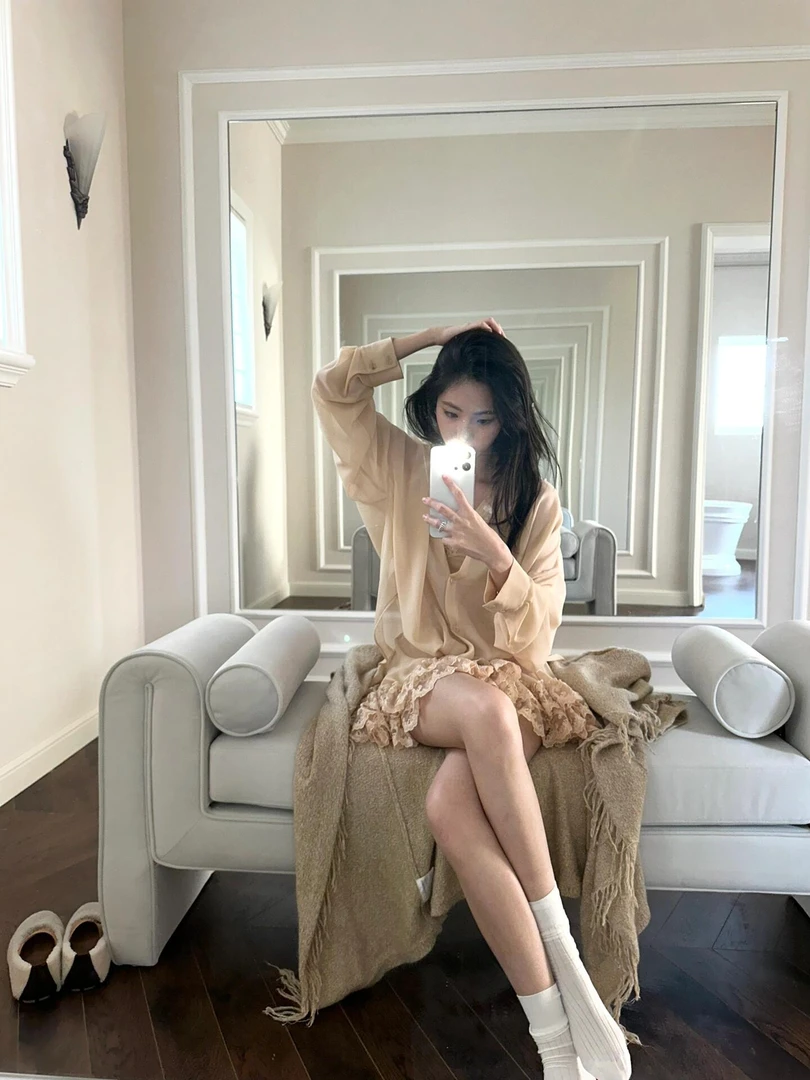 2025春季新款气质纯欲风设计感V领微透小衫不规则蕾丝边半身裙