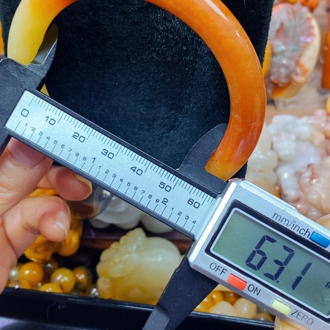 未镶嵌石英质玉（黄龙玉）颈饰