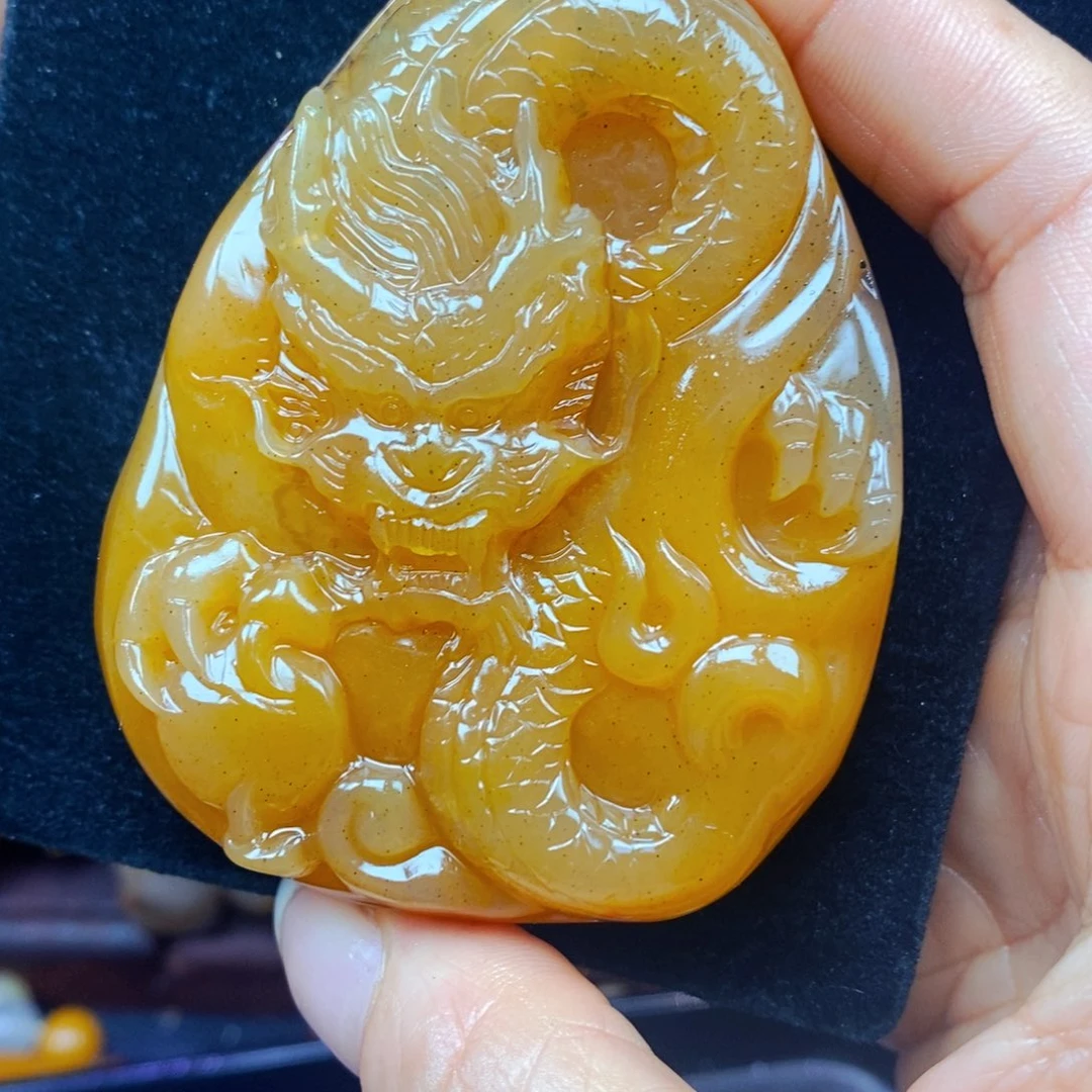 未镶嵌石英质玉（黄龙玉）颈饰