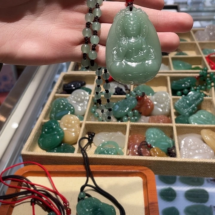 石英质玉未镶嵌颈饰