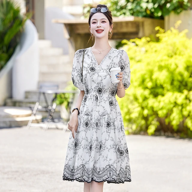 温婉大方衣服高级感V领刺绣连衣裙女2024夏季新款收腰显瘦高档气