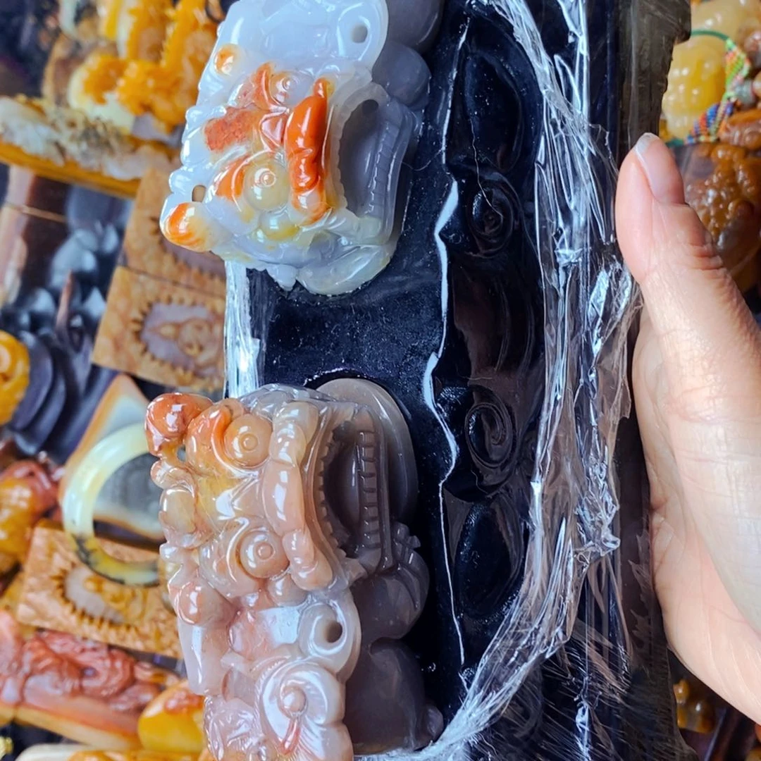 未镶嵌石英质玉（黄龙玉）颈饰