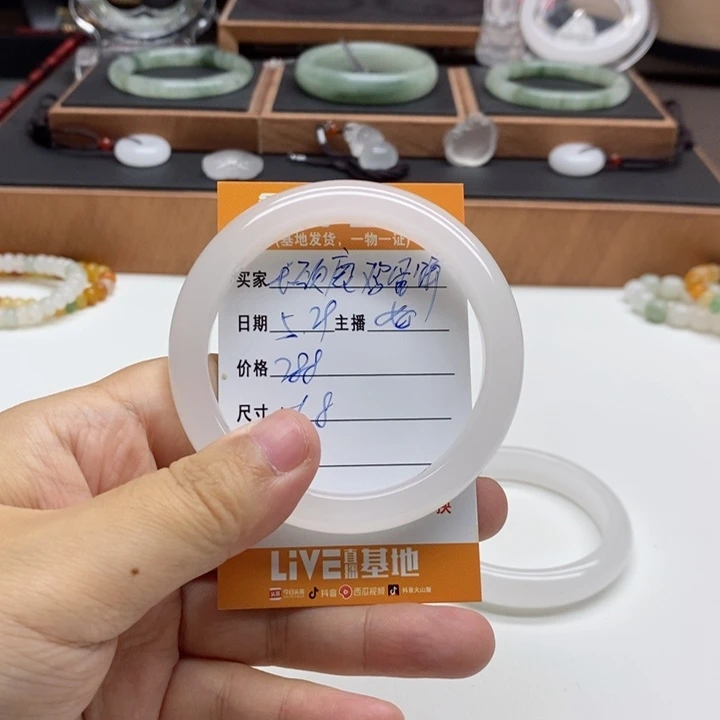 石英质玉手镯未镶嵌长****饼