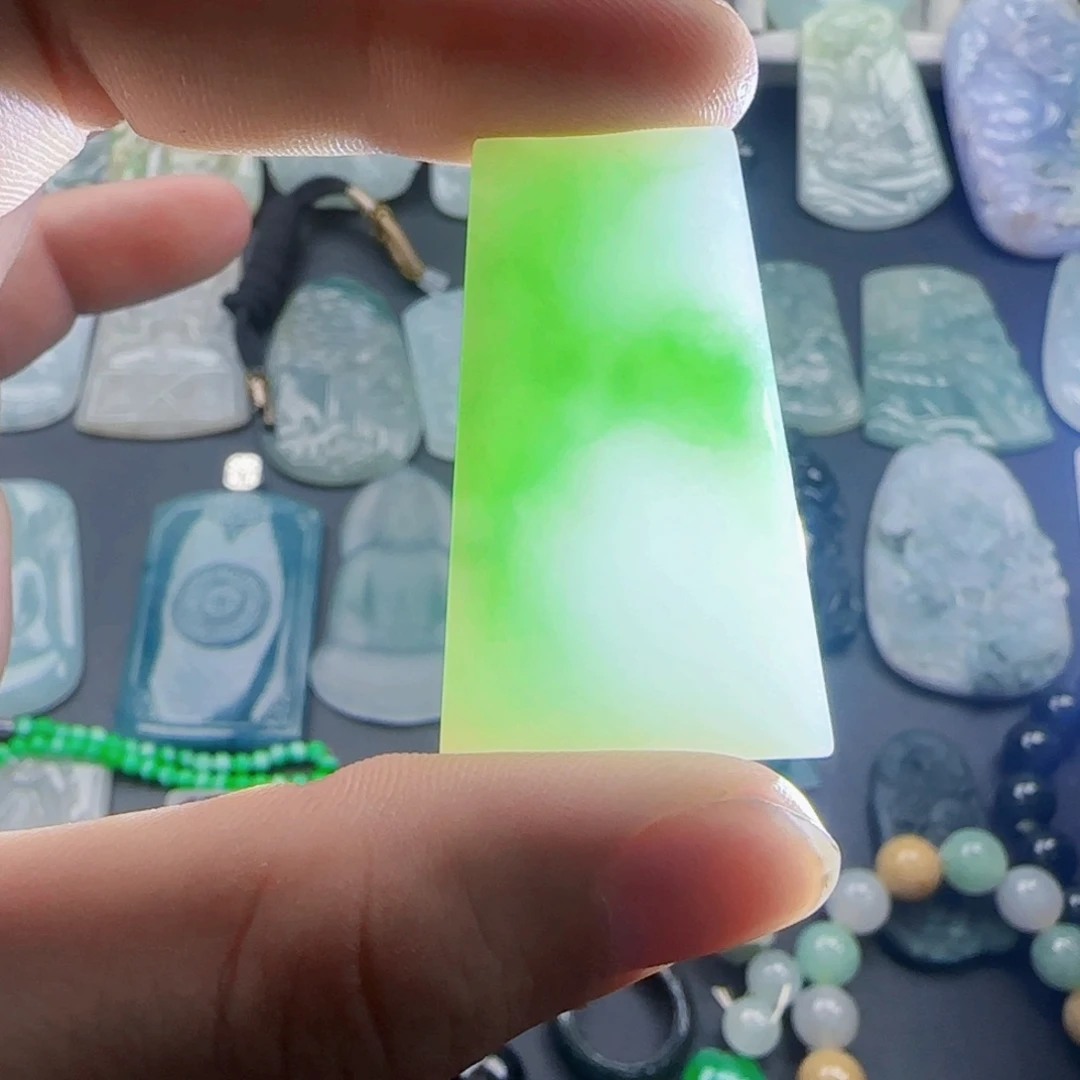 翡翠未镶嵌颈饰牛奶底飘绿无事牌