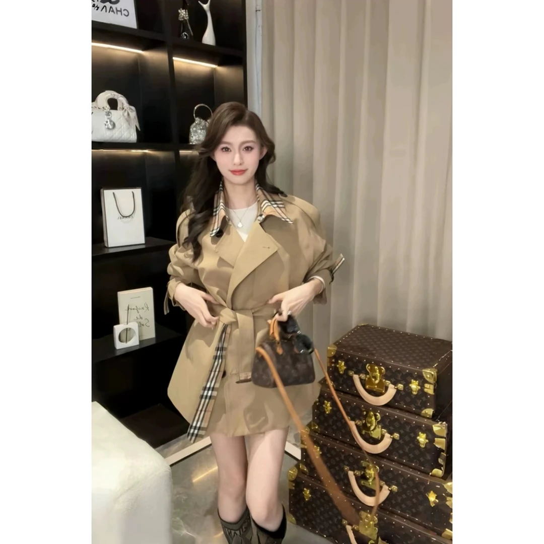 纤姿依依实拍2025法式巴黎街头伦敦风双排扣格纹廓型风衣女配腰带