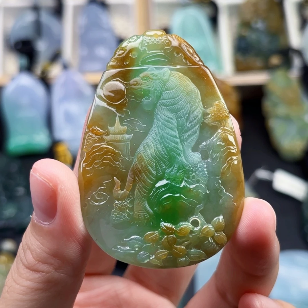 翡翠未镶嵌颈饰老虎
