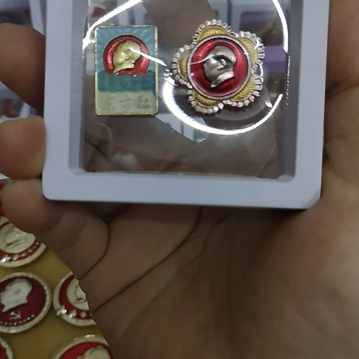 合金俊红色收藏纪念章2枚