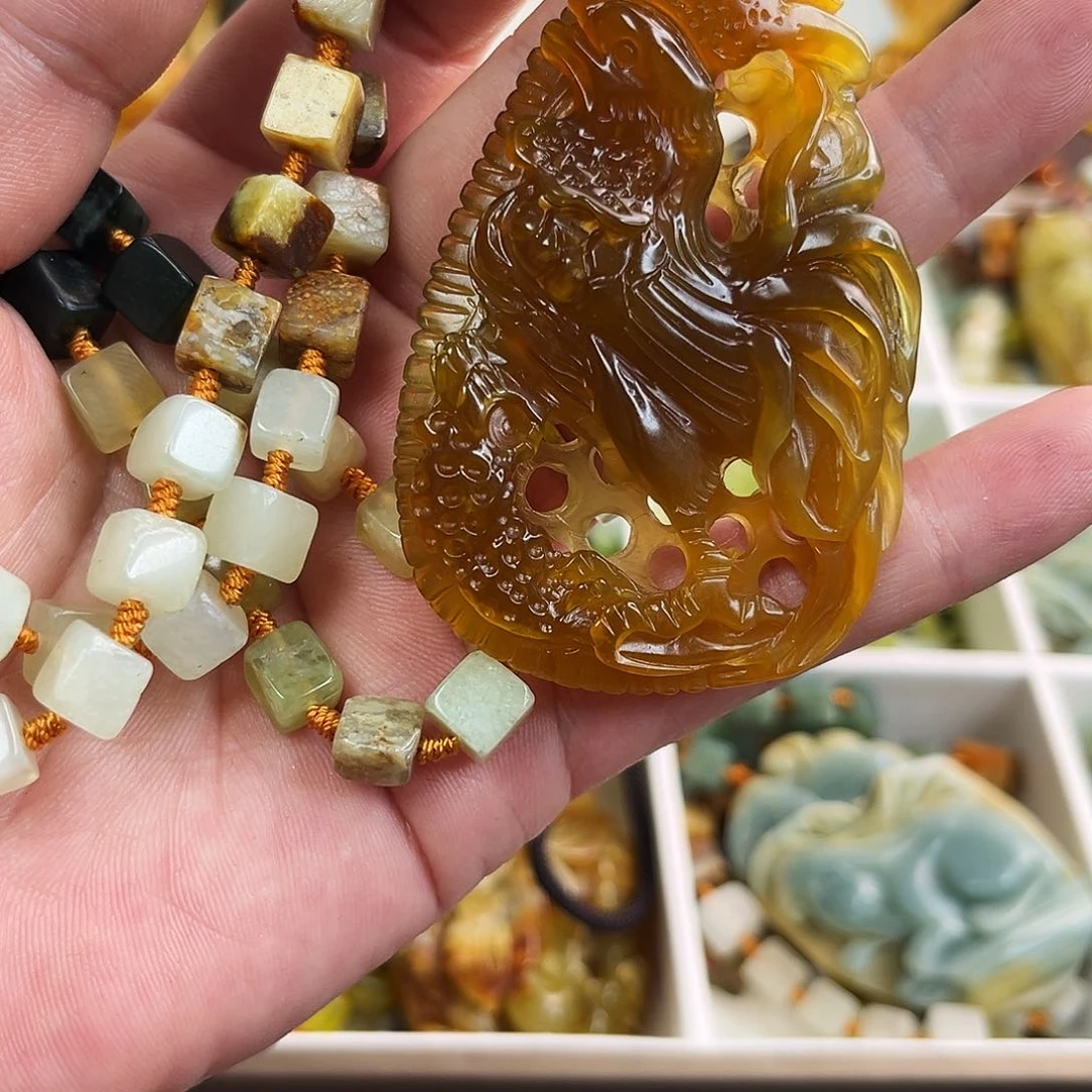 蛇纹石玉颈饰未镶嵌