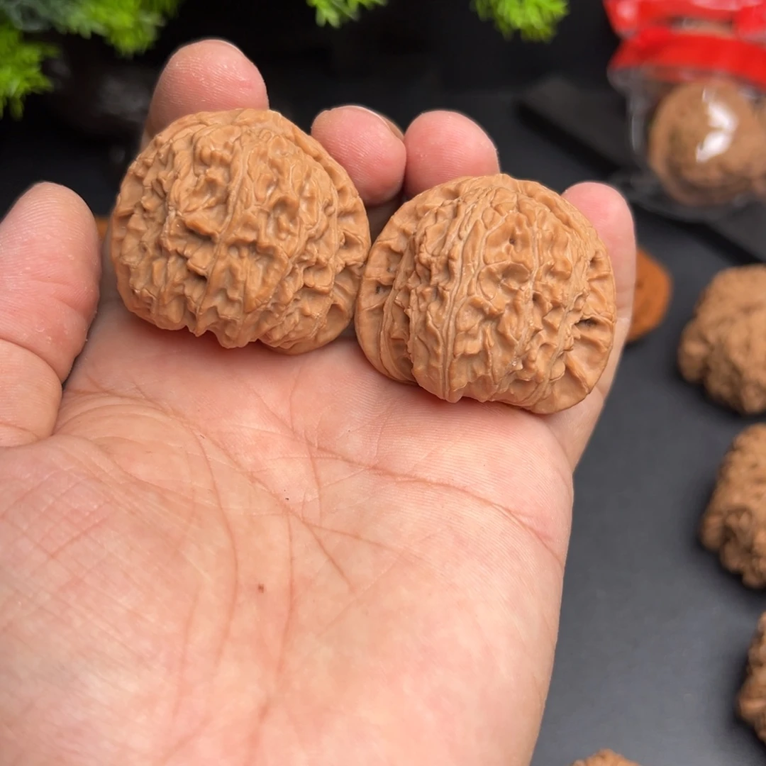 核桃把件青***?白狮子麻核桃