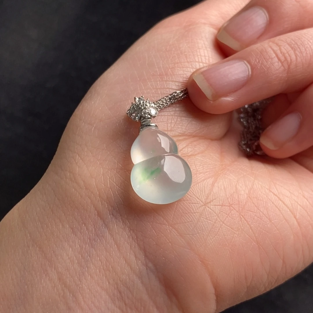 翡翠18K金镶嵌颈饰飘翠翡翠葫芦吊坠