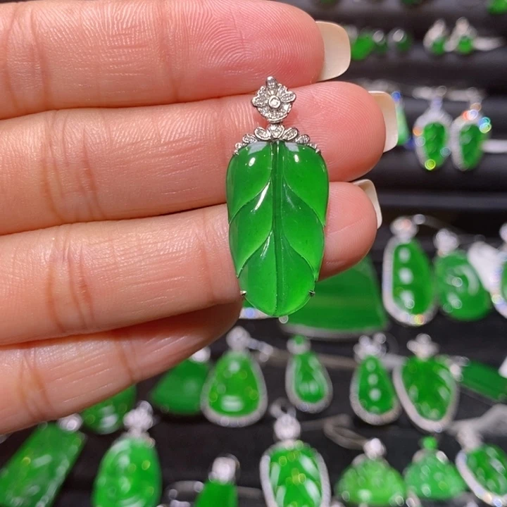 颈饰18K金镶嵌翡翠叶子吊坠