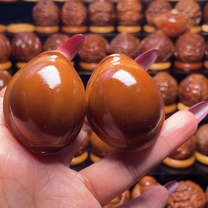 东***方橄榄核把件橄榄雕刻