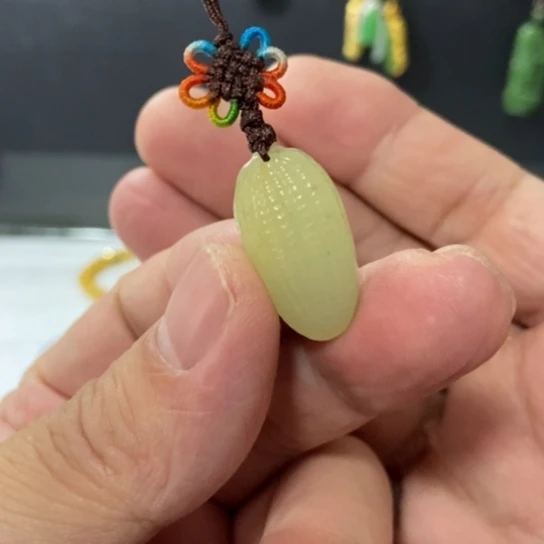 和田玉未镶嵌颈饰玉米