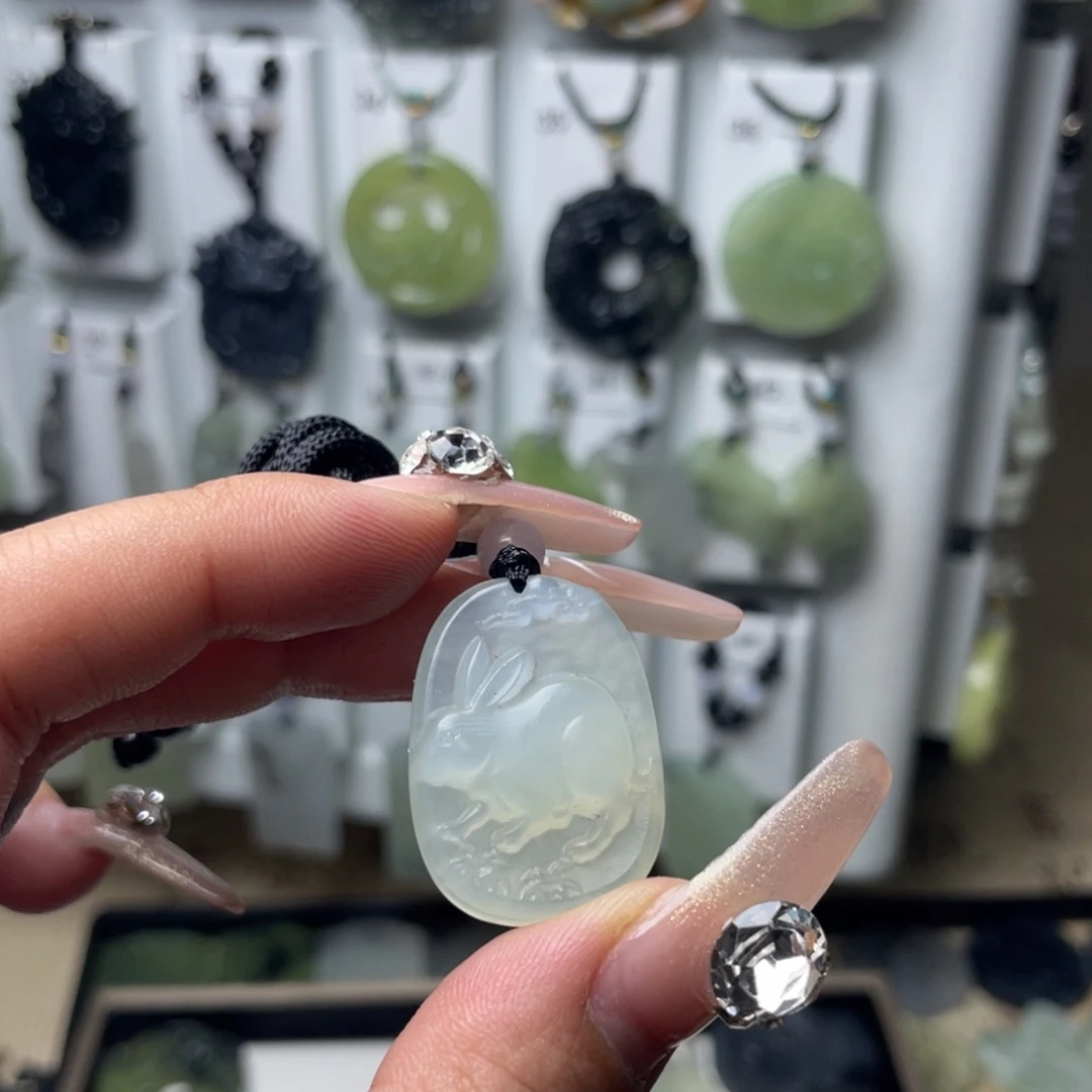 岫玉颈饰未镶嵌兔子