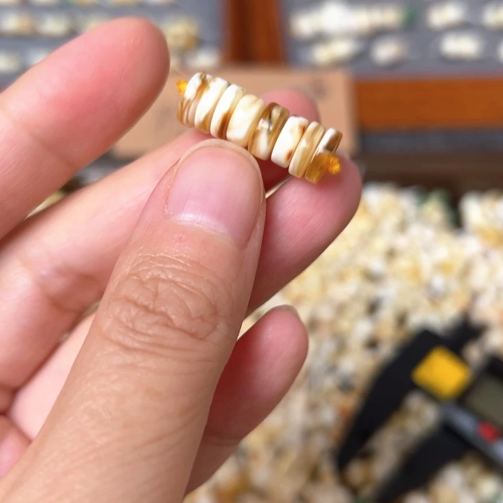 蜜蜡未镶嵌裸石7.8mm一组