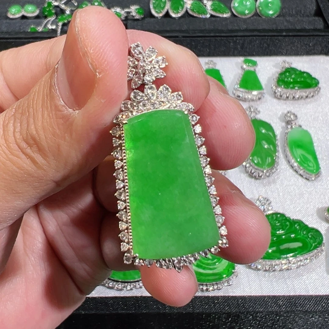 【闪购商品】翡翠吊坠(不含链)18K金镶嵌