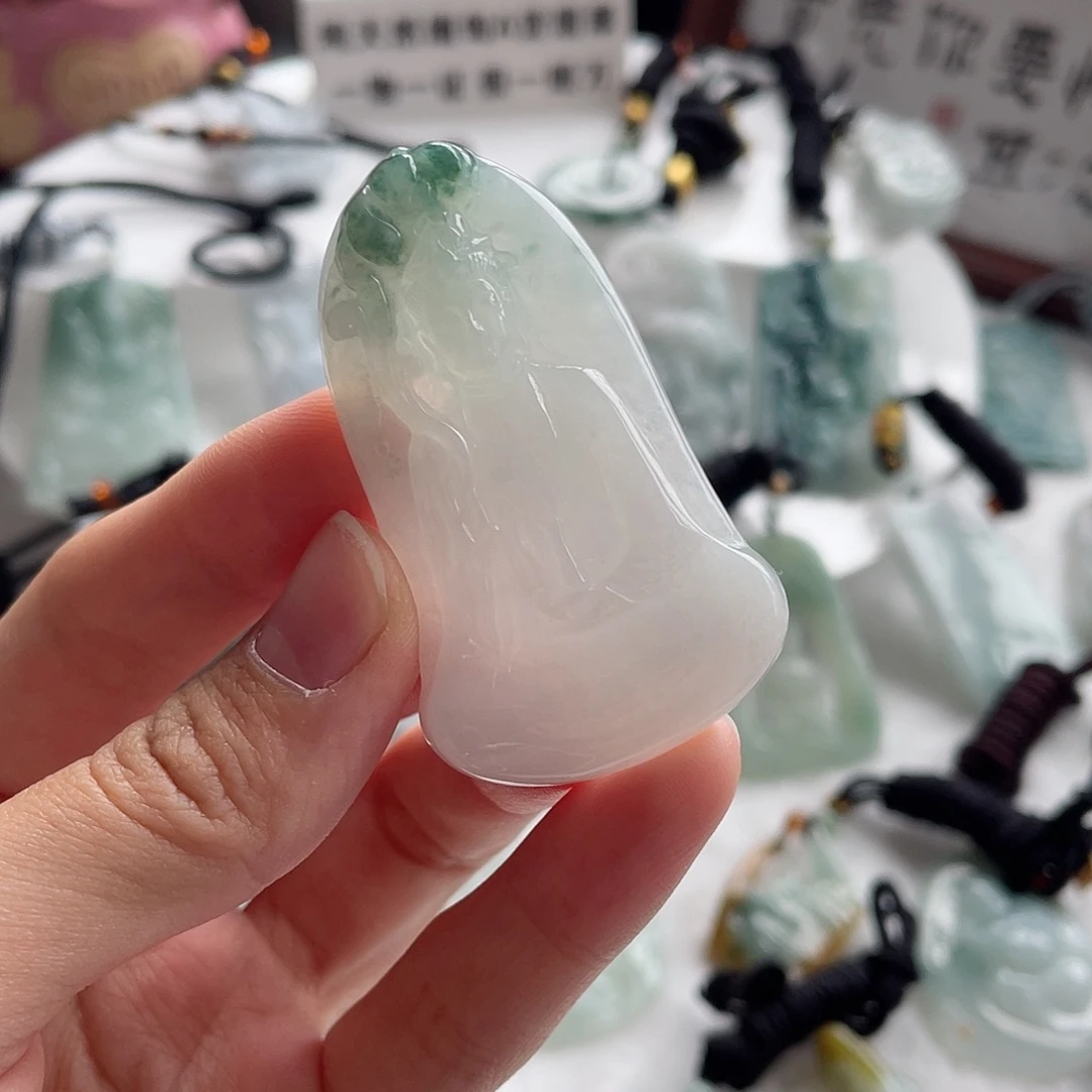 翡翠未镶嵌颈饰素衣观音