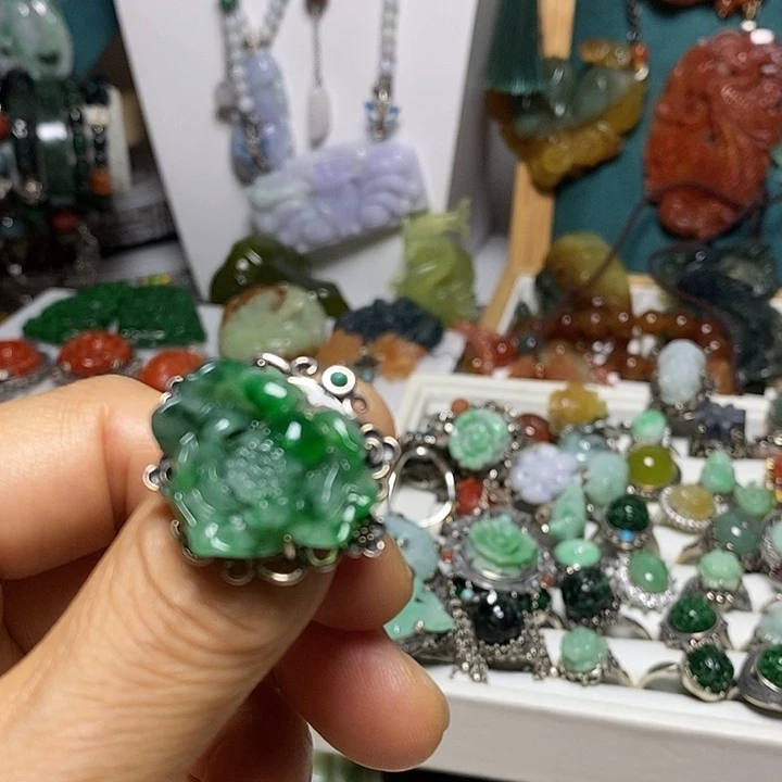 苏***黛翡翠未镶嵌吊坠(赠链)