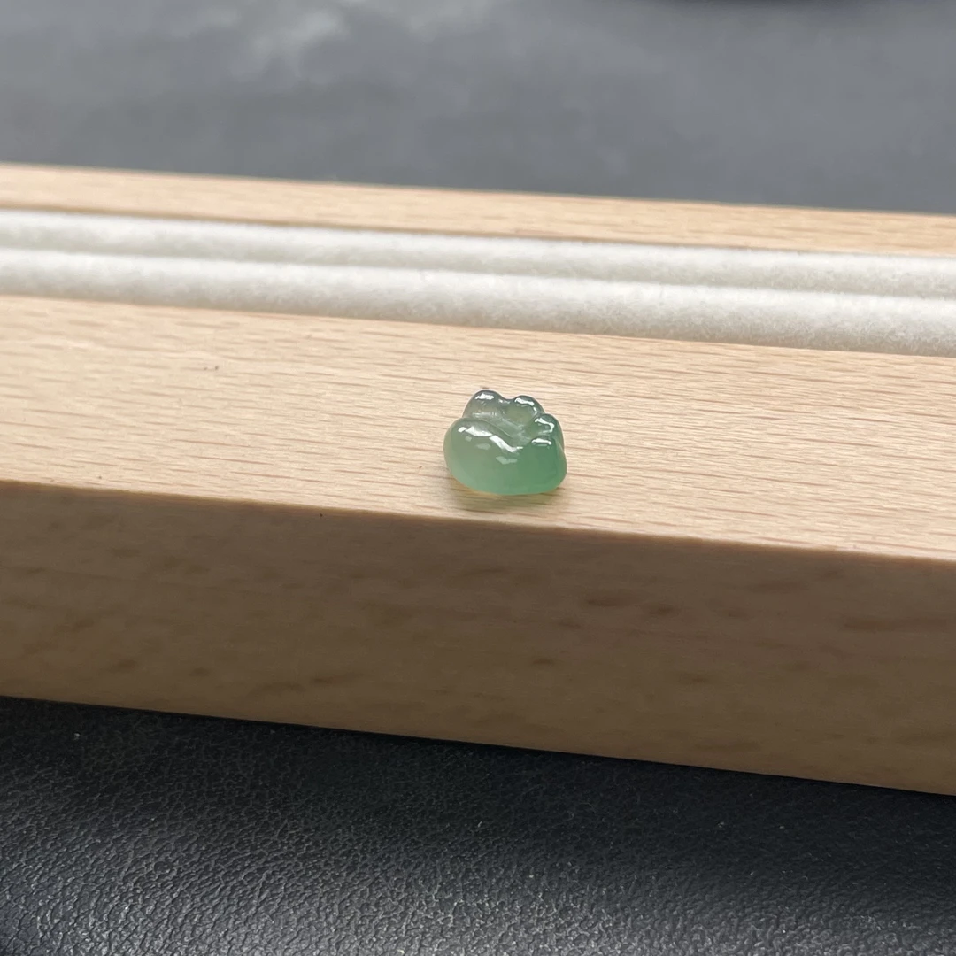 天然缅甸翡翠a货，冰绿猫爪8+，蛋面级别