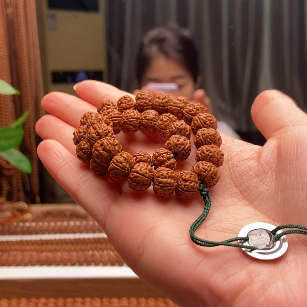 金刚菩提吊坠我****?纯血老树王手持