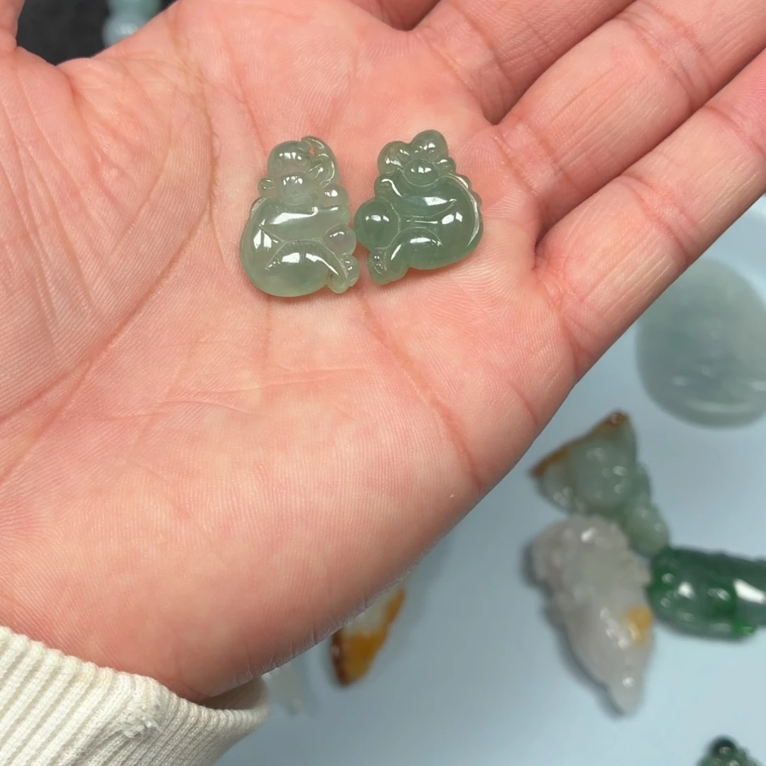 翡翠未镶嵌颈饰猴子一对