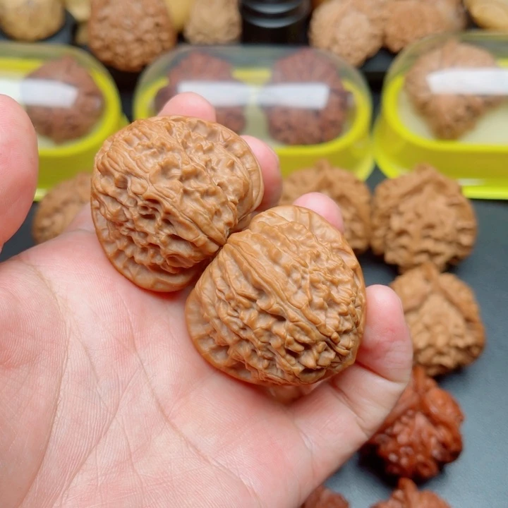 文玩核桃把件三角白狮子41×41×36