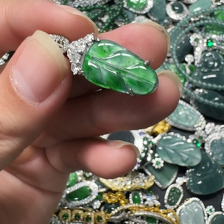 翡翠未镶嵌颈饰天然A货翡翠放漏