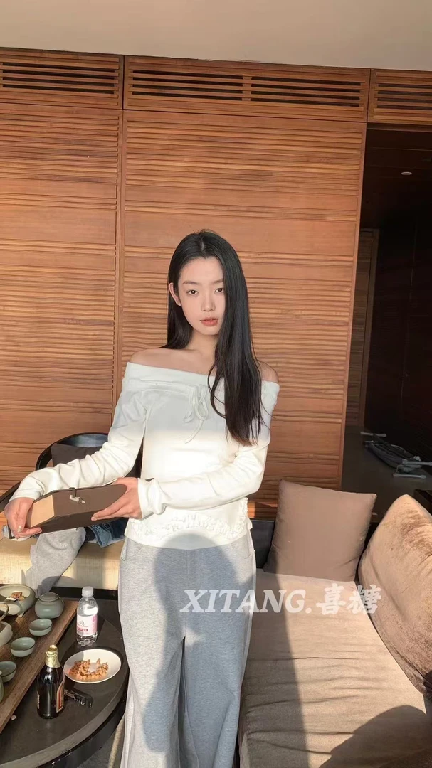 喜糖 福（1XT7842#）拼接木耳边 一字肩长袖T恤  4-2