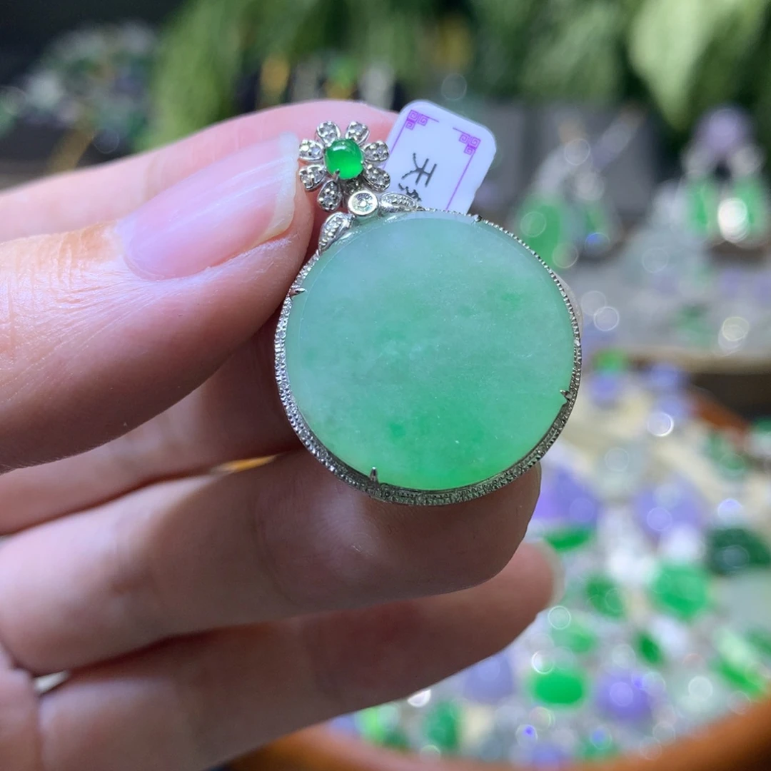 颈饰18K金镶嵌翡翠