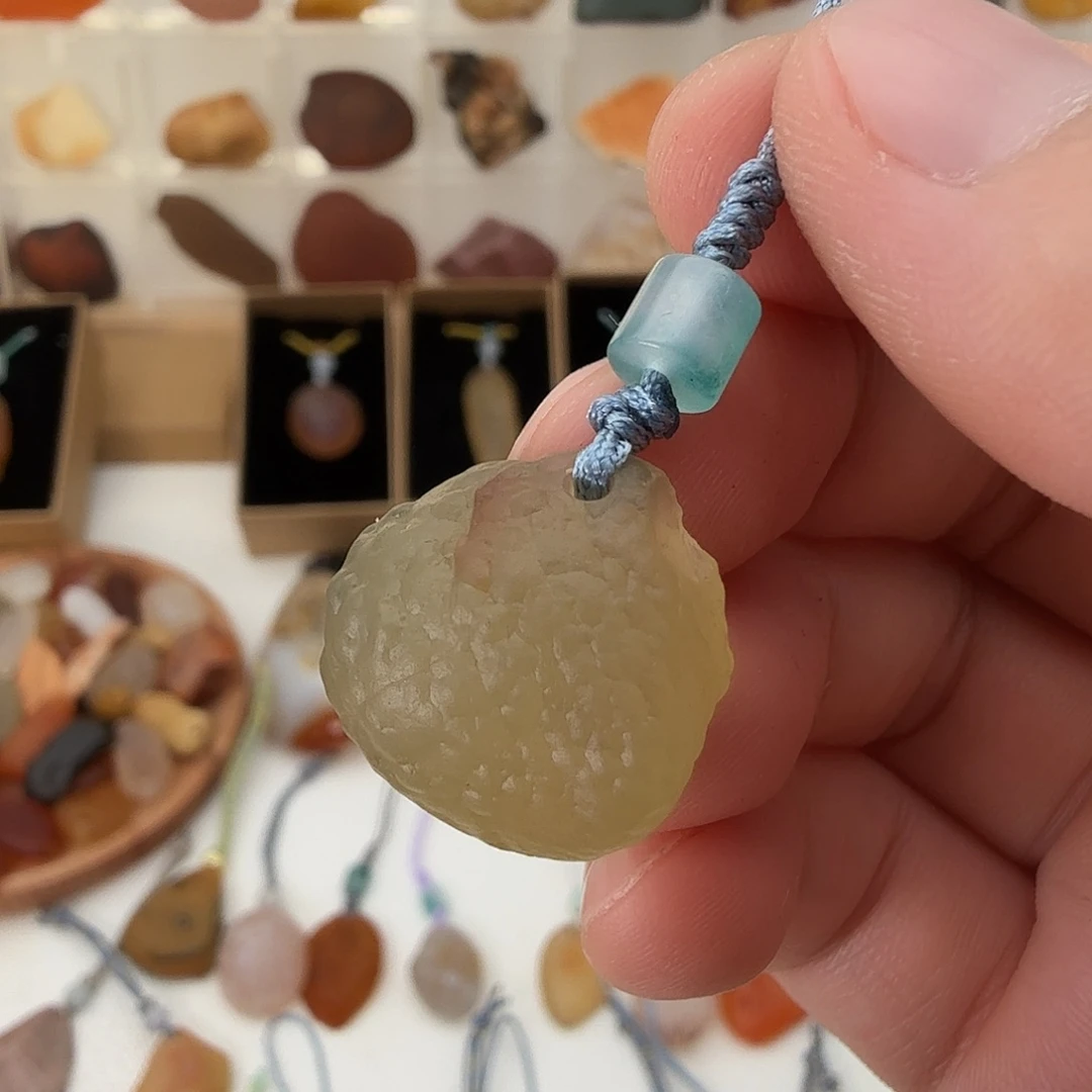 只买单纯的吊坠，没带链子，属的性质。