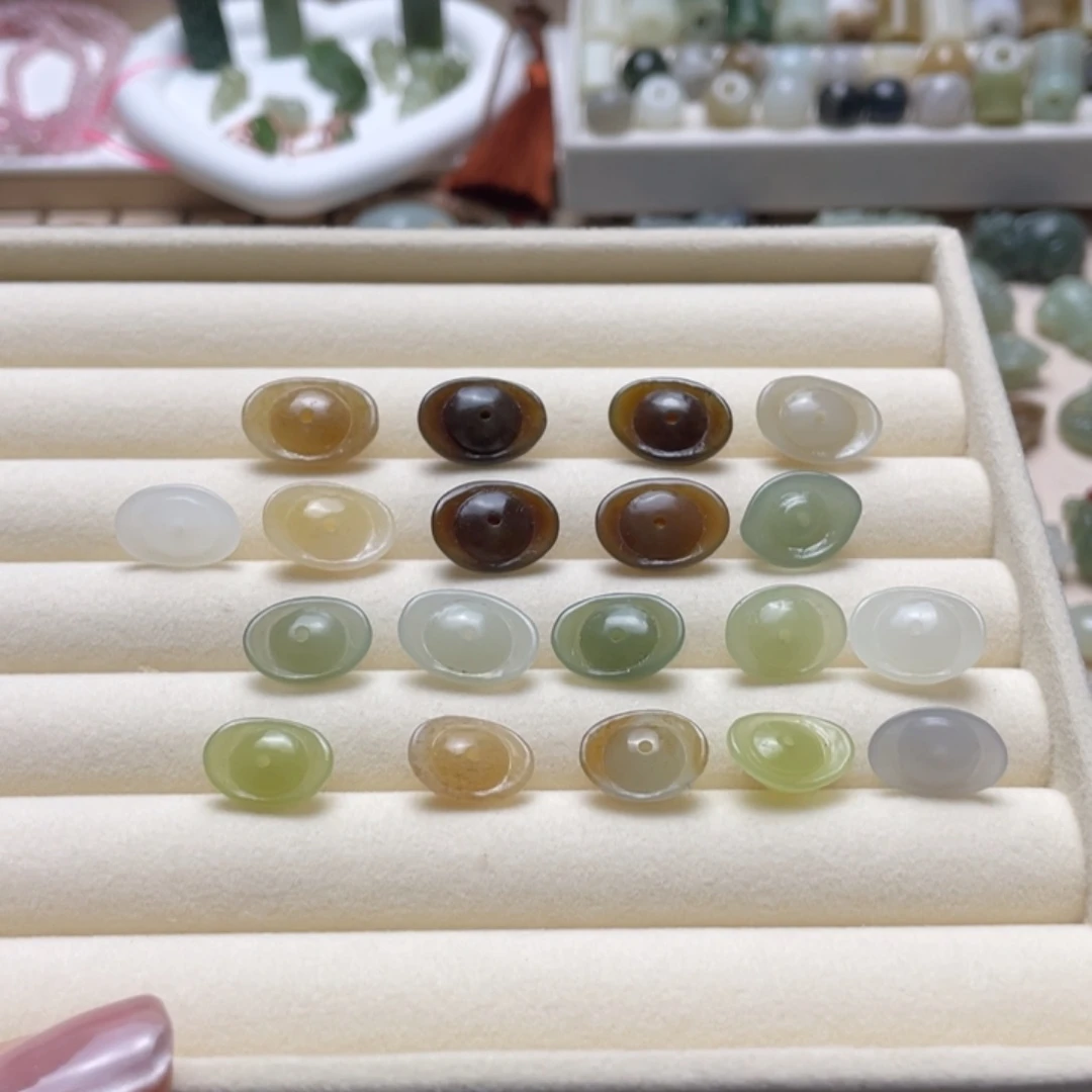 和田玉未镶嵌颈饰一个