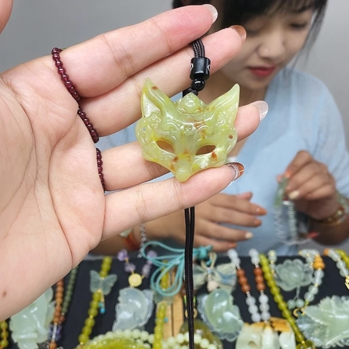 蛇纹石玉未镶嵌颈饰