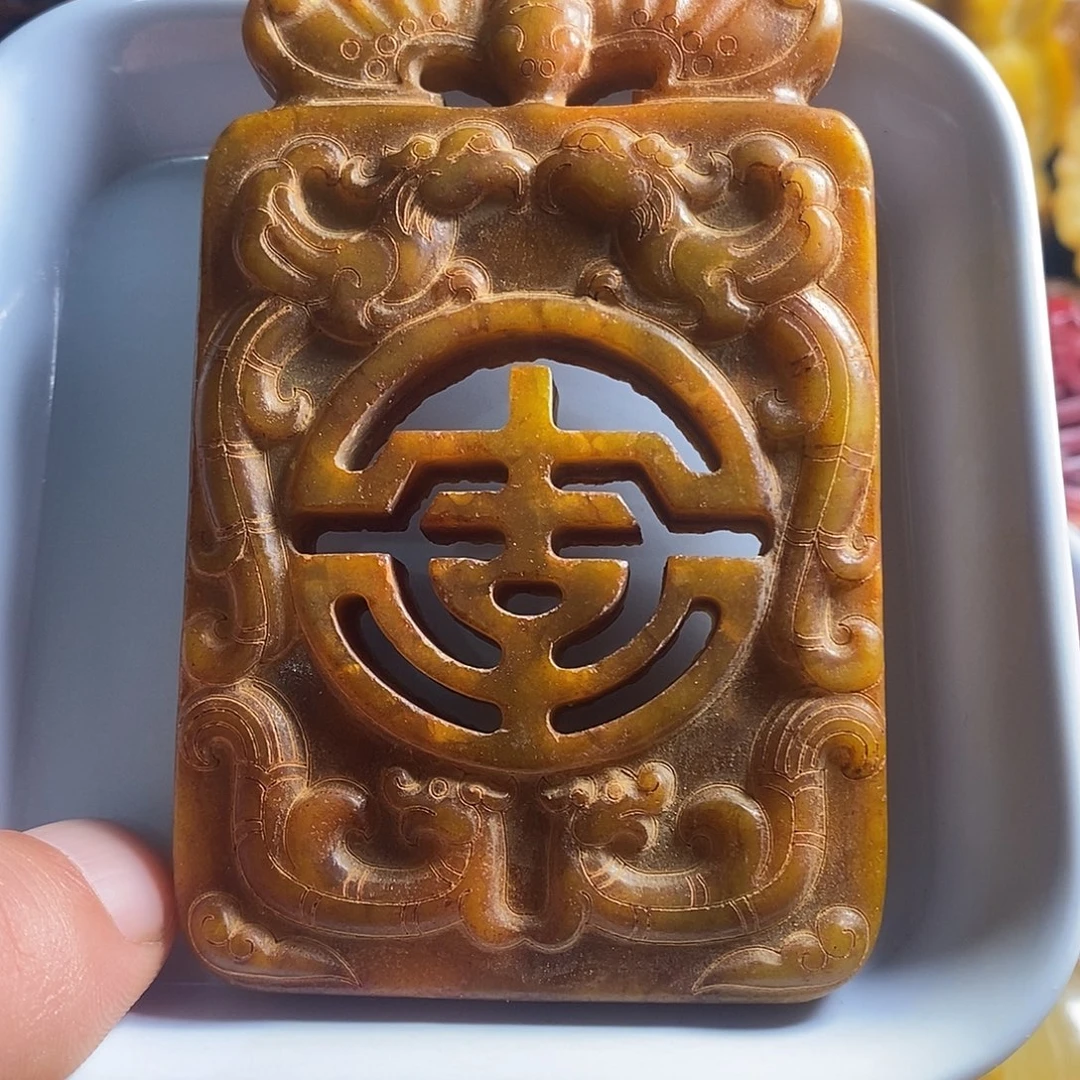 透闪石-蛇纹石玉未镶嵌颈饰