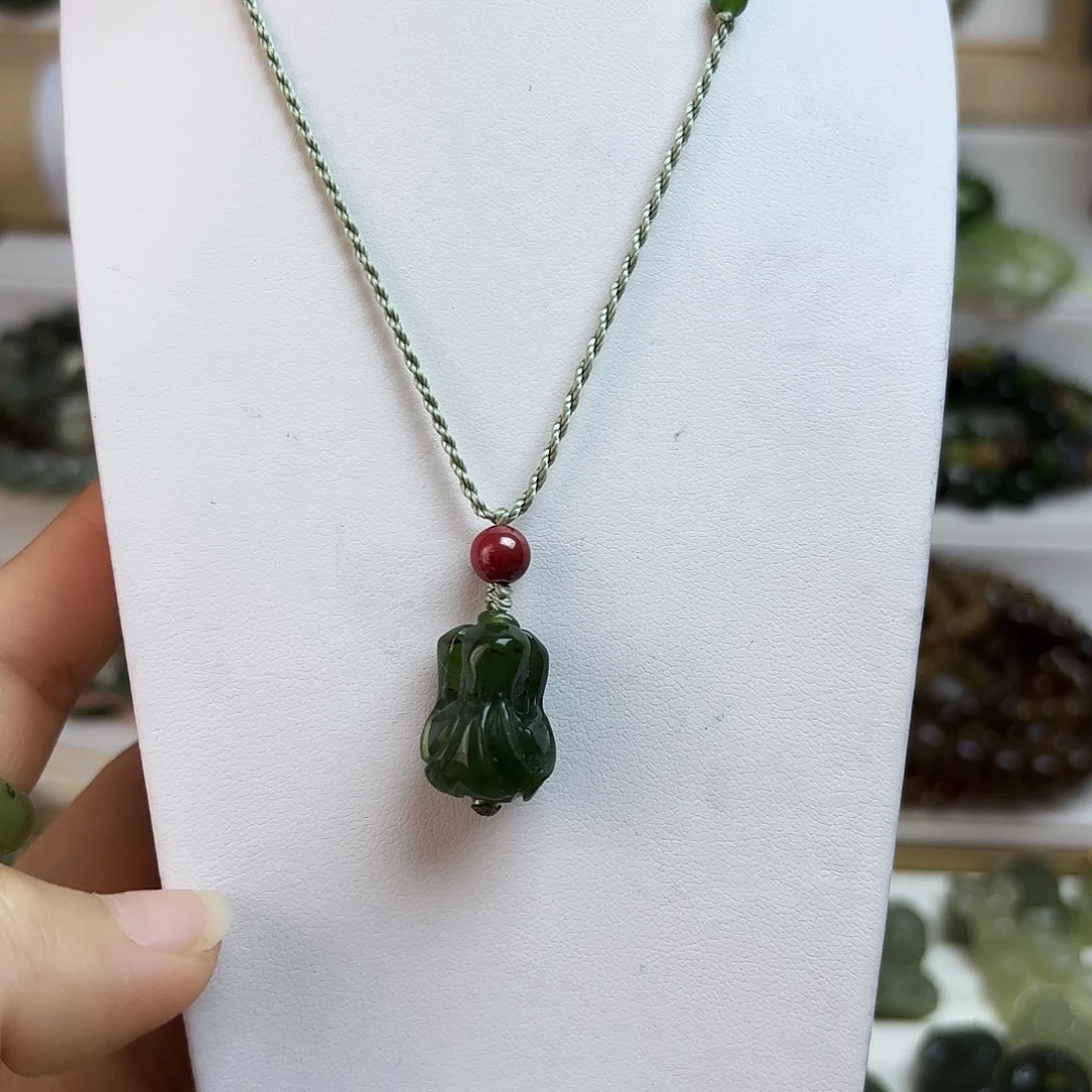 和田玉颈饰未镶嵌碧玉白菜