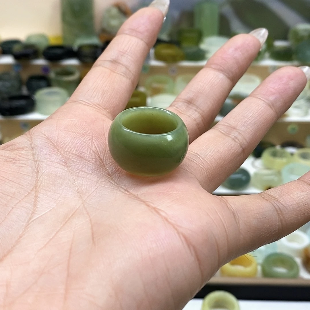 岫玉未镶嵌天然玉石白**?