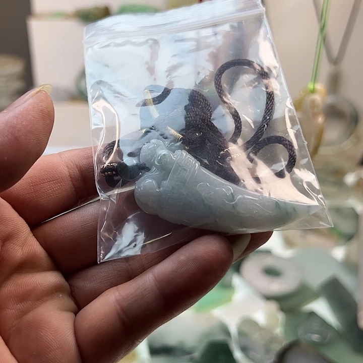 翡翠挂件未镶嵌独***涯毛