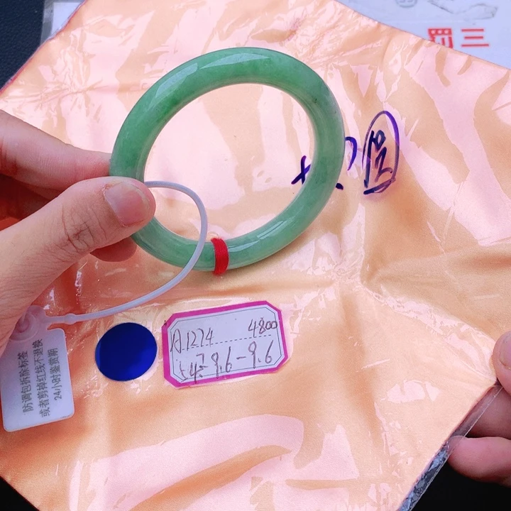 翡翠手镯未镶嵌翡翠