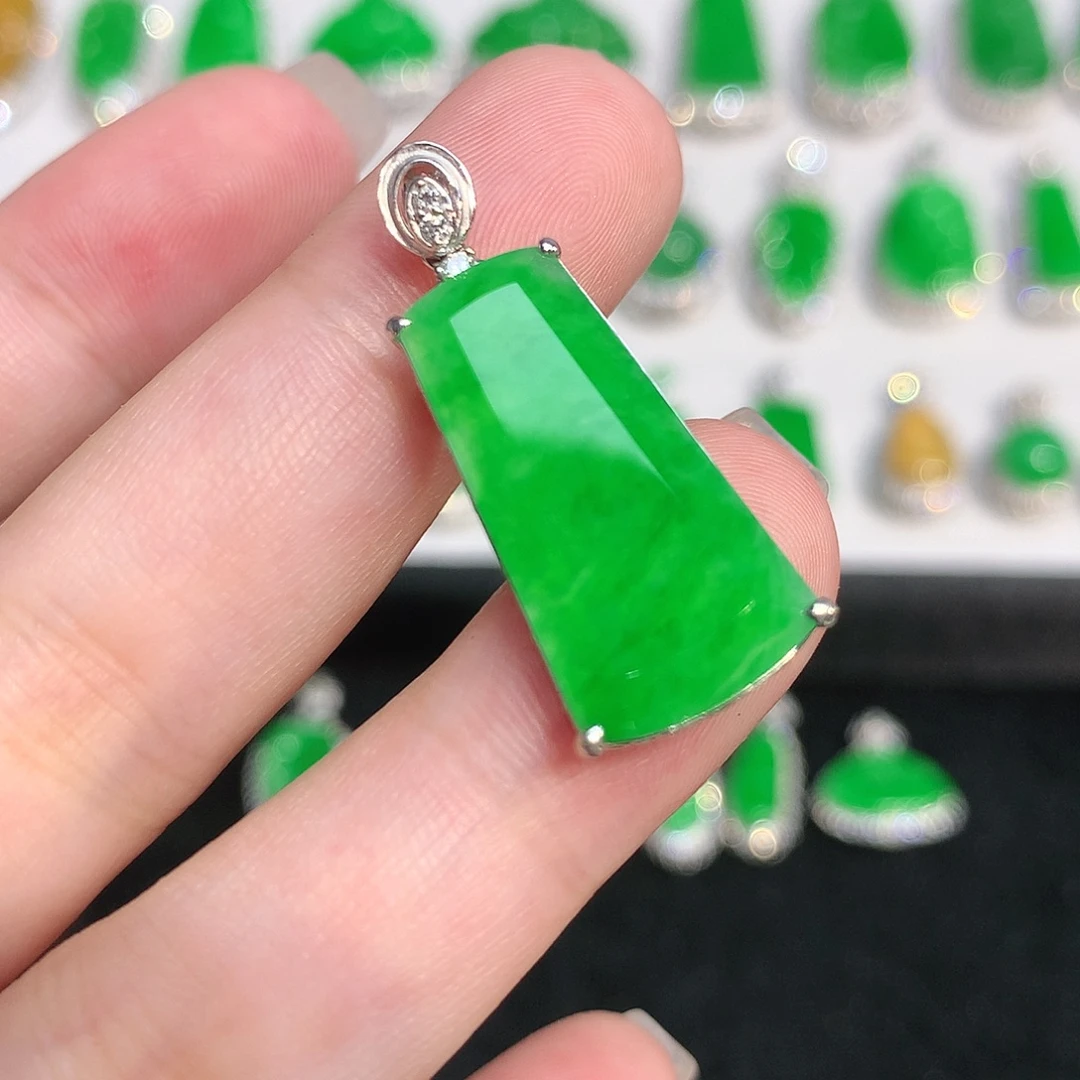 颈饰18K金镶嵌翡翠吊坠